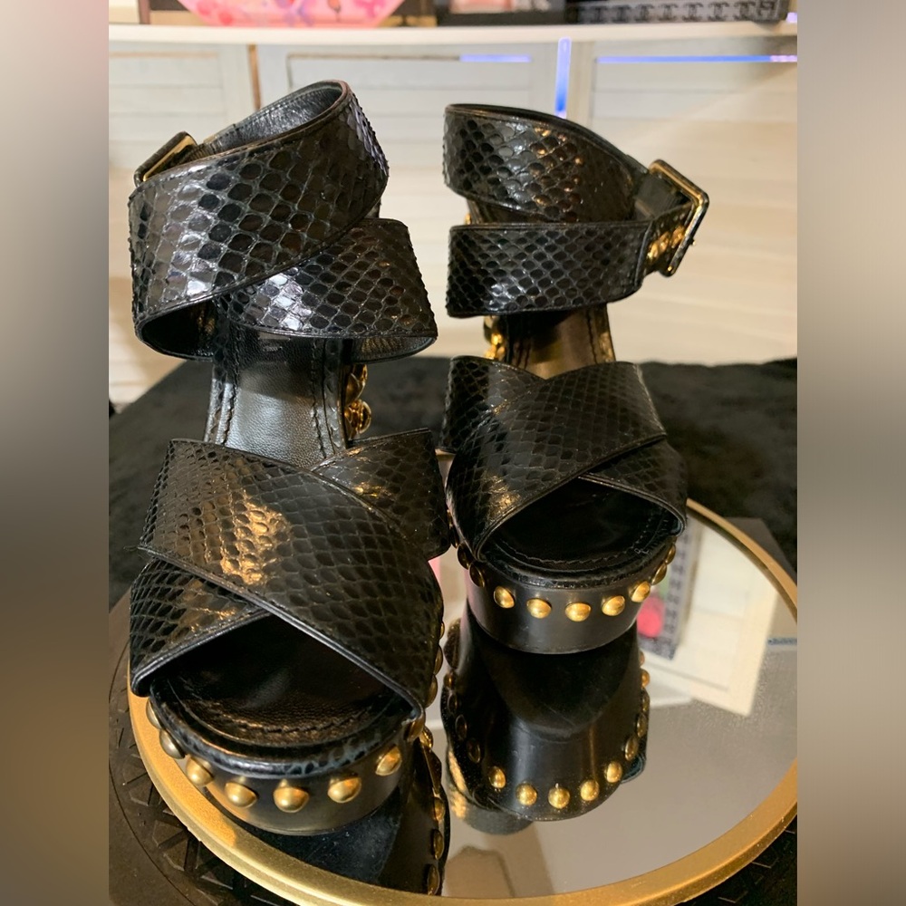 GUC💝Louis Vuitton studded sandals. - Picture 13 of 17